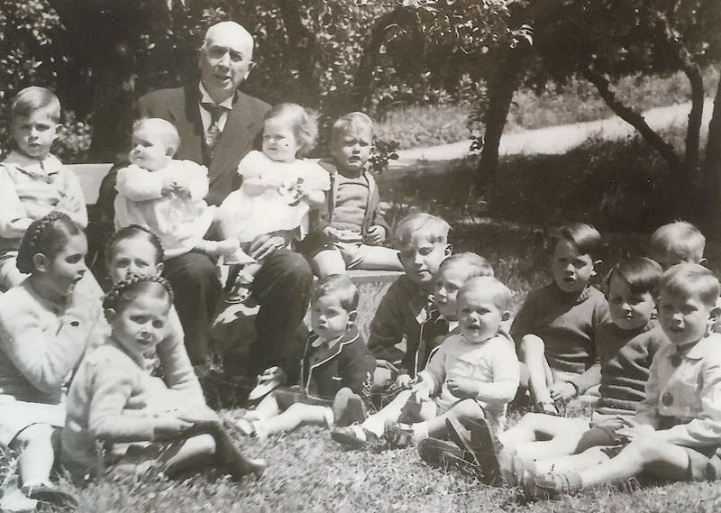 1938 - Amadeo Maristany Oliver  con todos sus nietos en San Sebastián